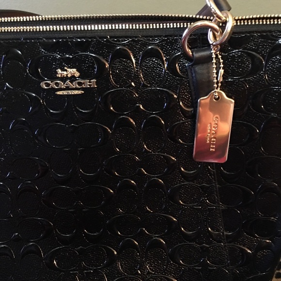 NWT. Coach
SIGNATURE LEATHER ZIP TOP TOTE - Picture 5 of 6